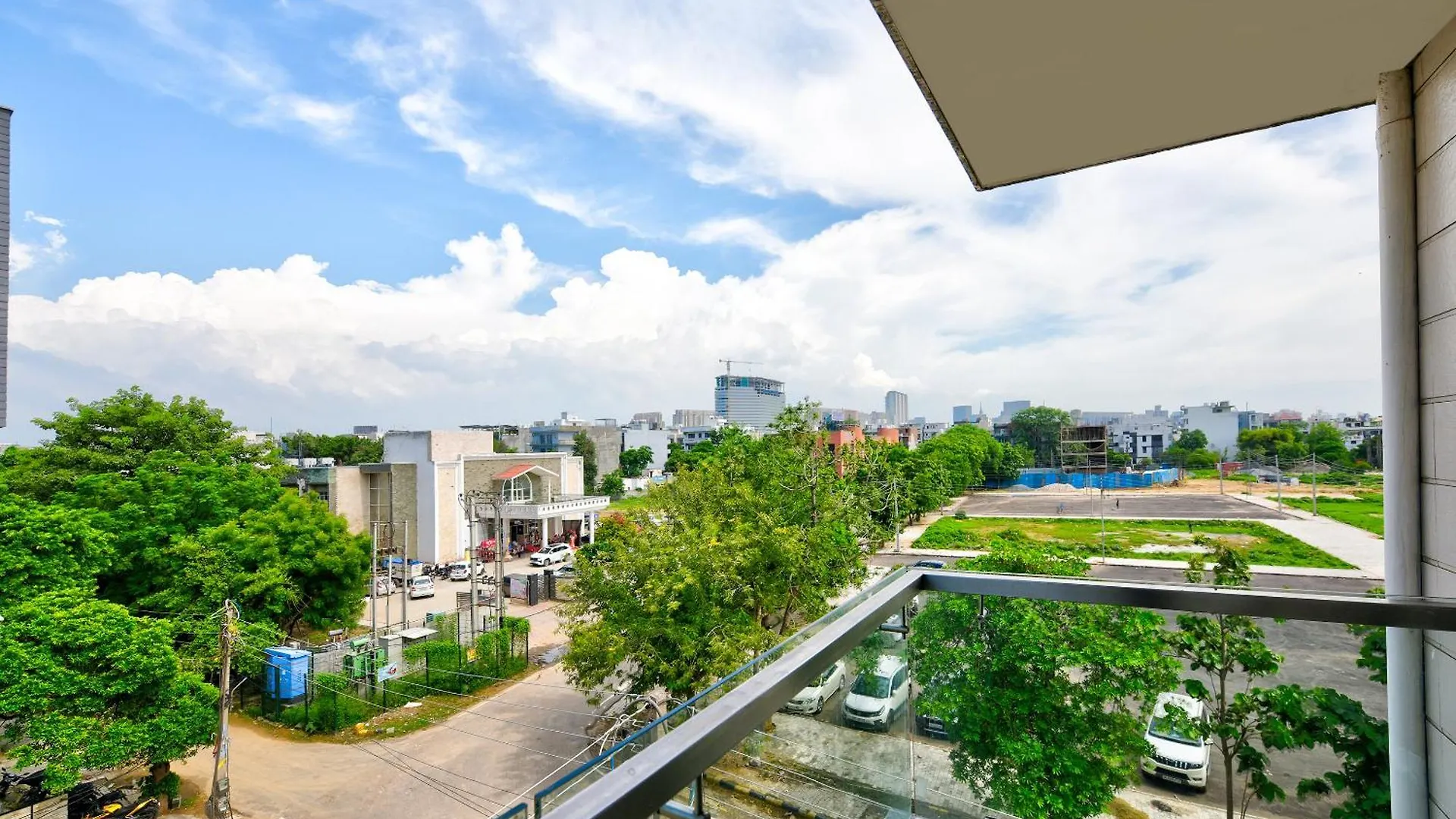 Hotel Leaf 9 Boutique, Near Golf Course Road And Galleria Market Gurgaon 3*,