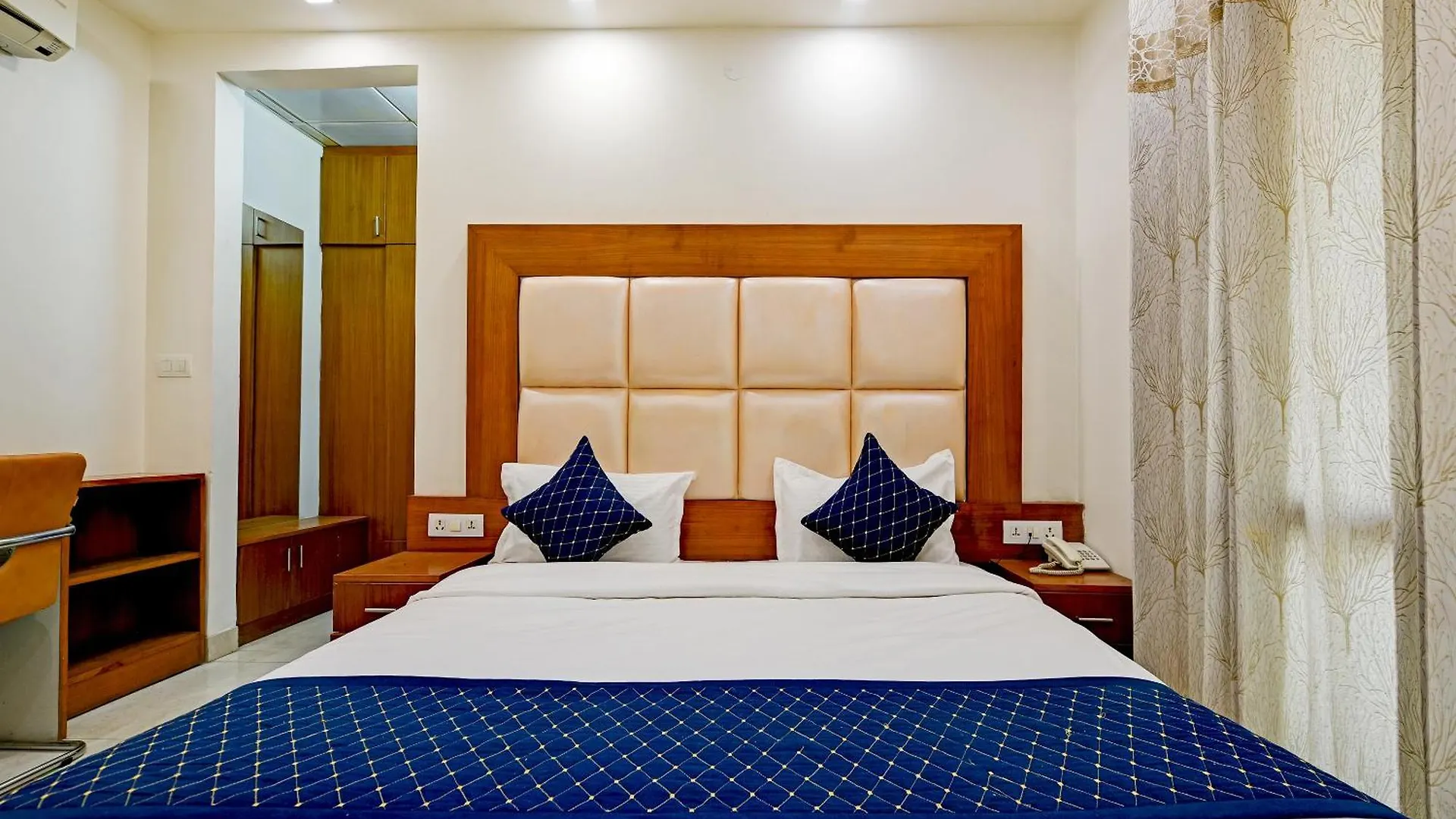 Hotel Leaf 9 Boutique, Near Golf Course Road And Galleria Market Gurgaon 3*,  India