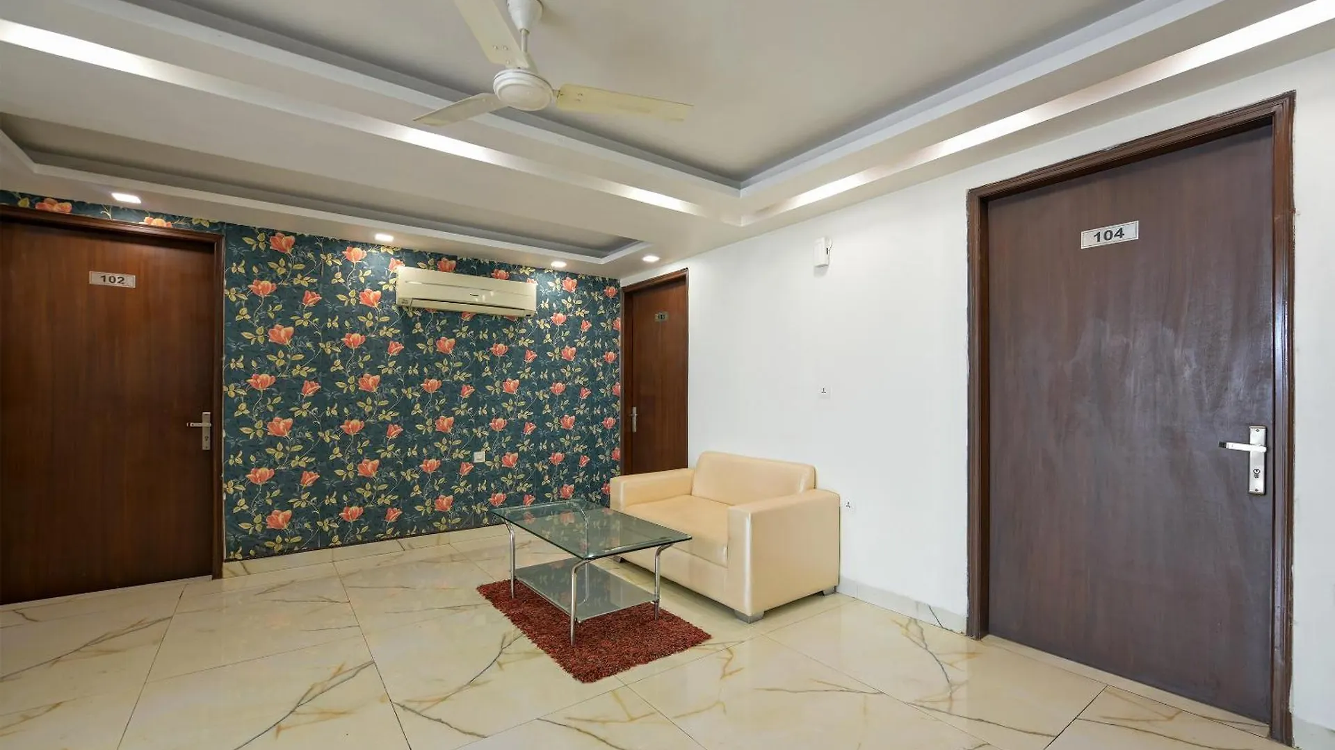 Hotel Leaf 9 Boutique, Near Golf Course Road And Galleria Market Gurgaon 3*,