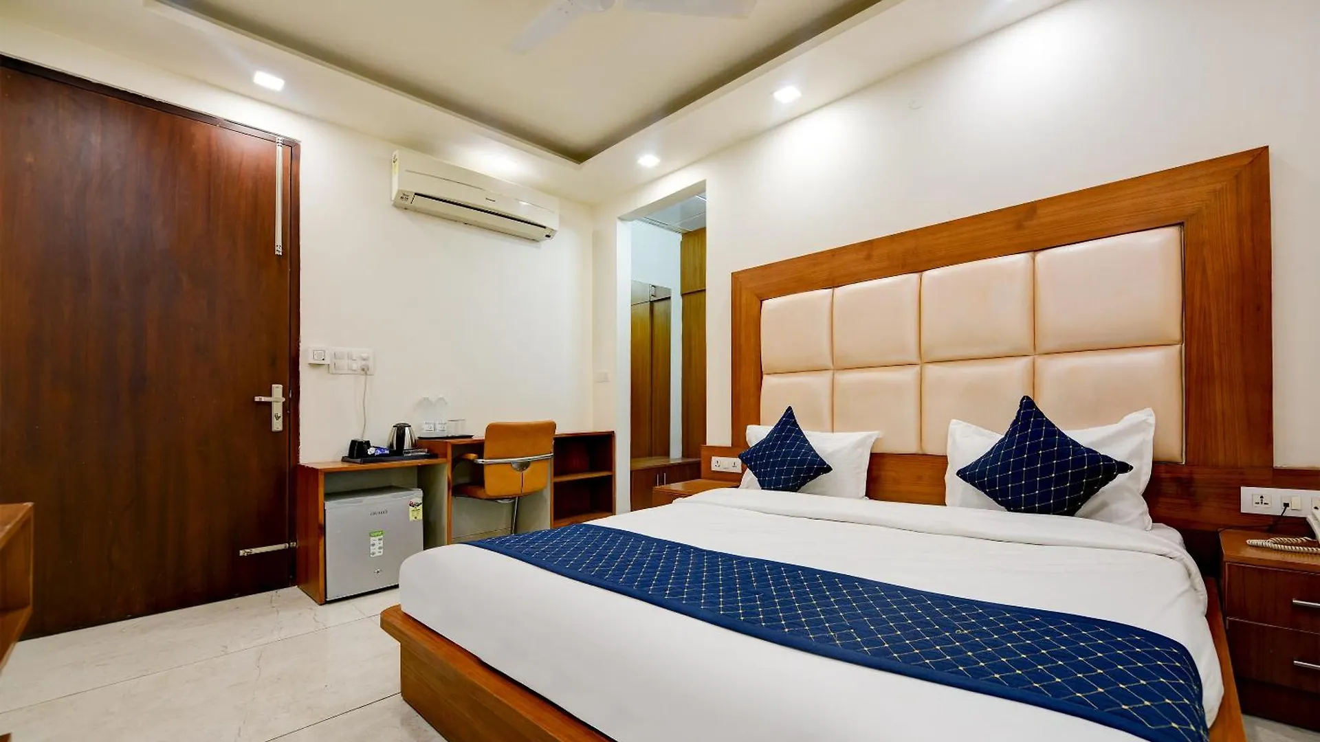 Hotel Leaf 9 Boutique, Near Golf Course Road And Galleria Market Gurgaon