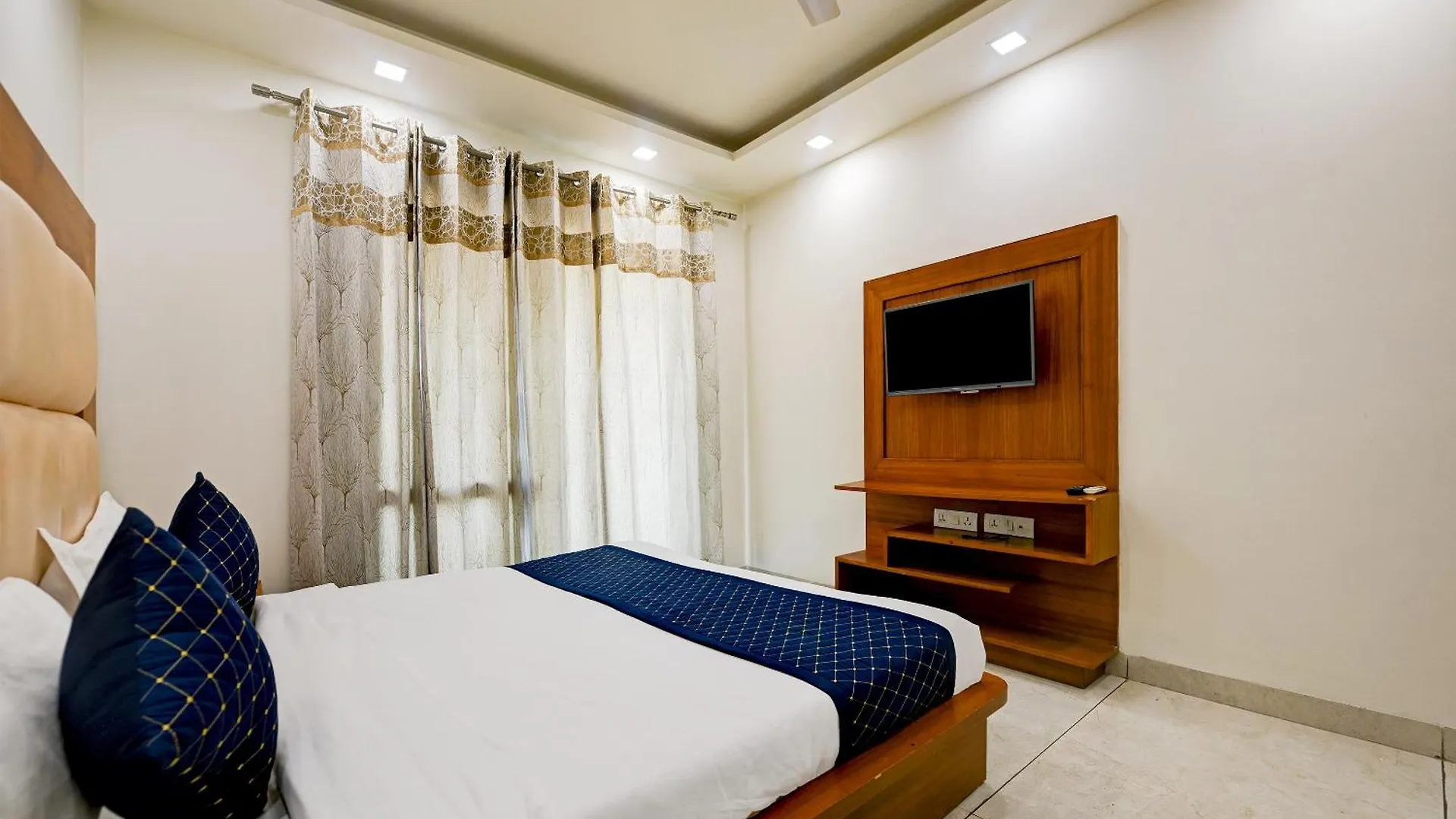 Hotel Leaf 9 Boutique, Near Golf Course Road And Galleria Market Gurgaon