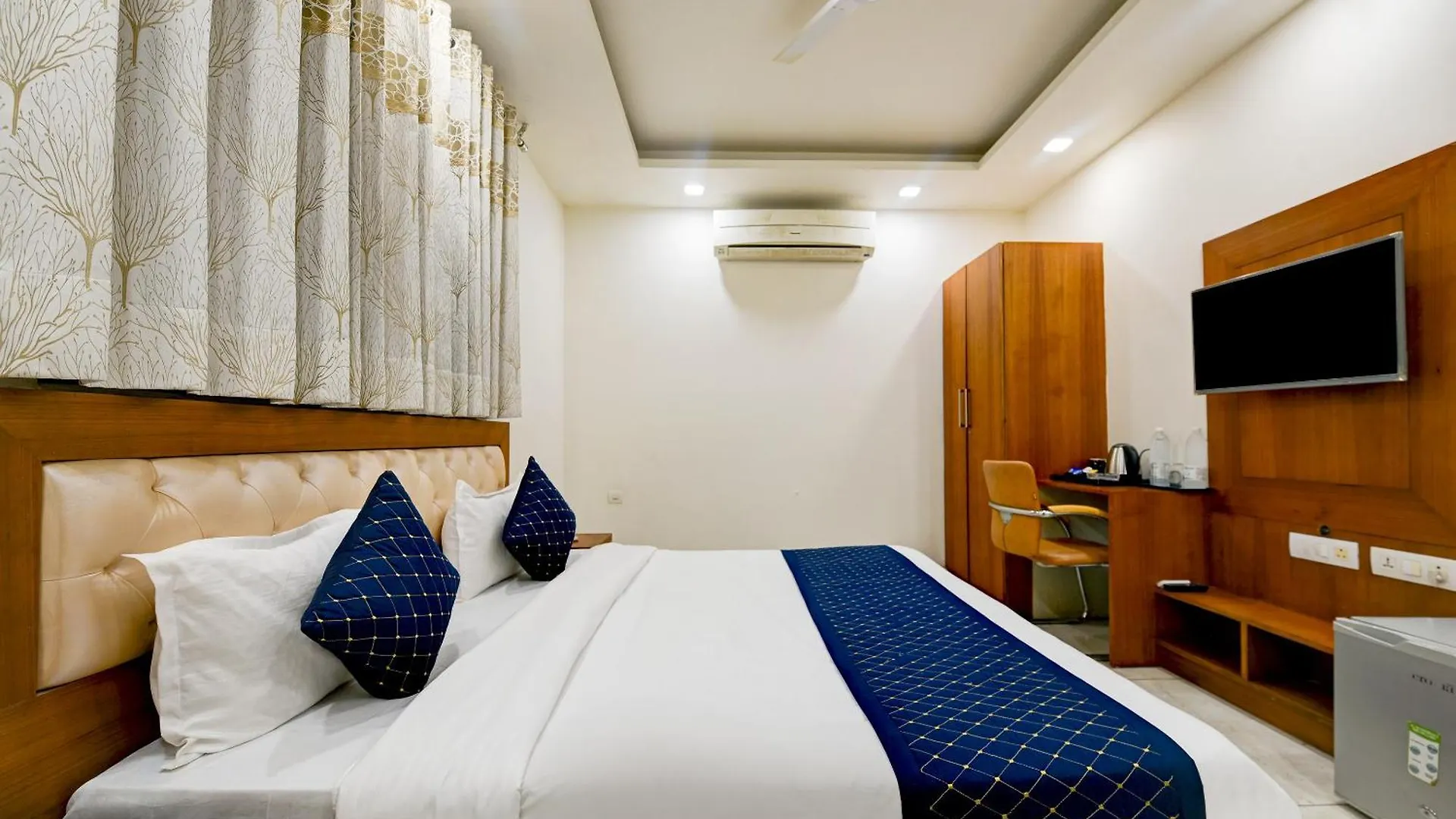***  Hotel Leaf 9 Boutique, Near Golf Course Road And Galleria Market Gurgaon India