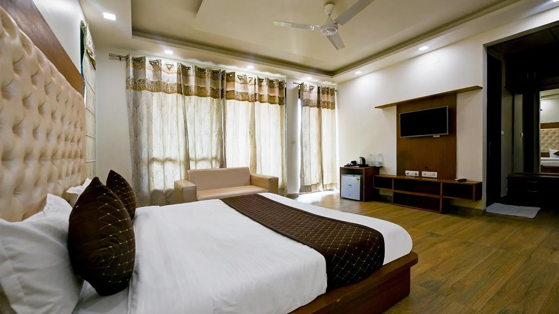 Hotel Leaf 9 Boutique, Near Golf Course Road And Galleria Market Gurgaon