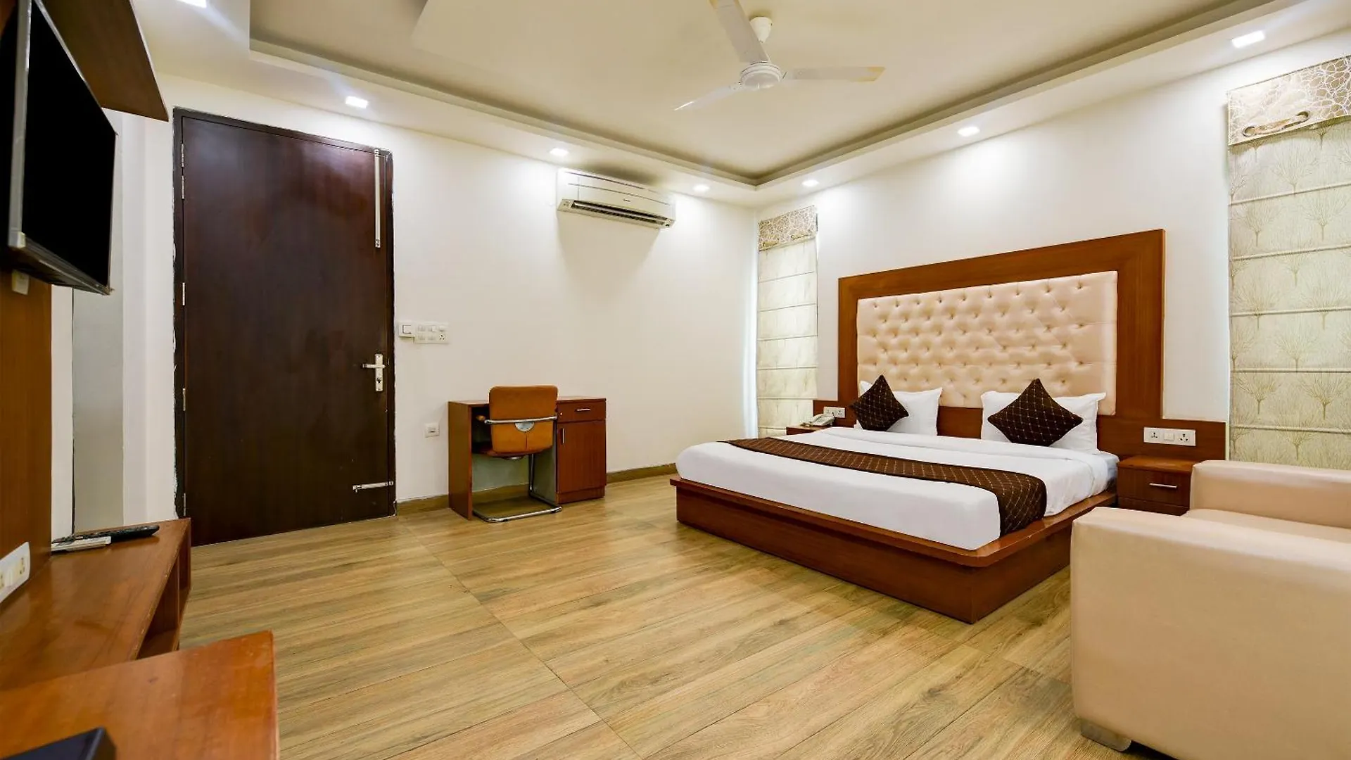 ***  Hotel Leaf 9 Boutique, Near Golf Course Road And Galleria Market Gurgaon India