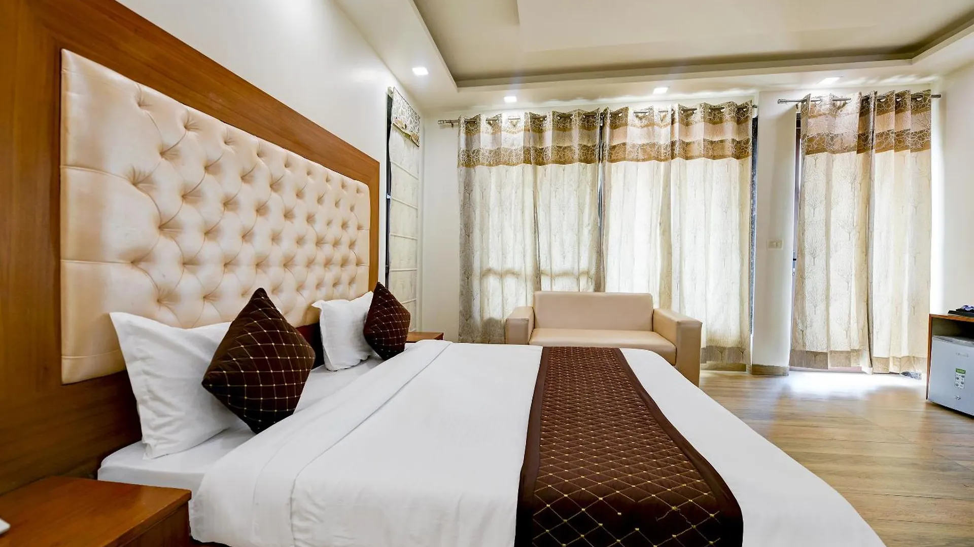 Hotel Leaf 9 Boutique, Near Golf Course Road And Galleria Market Gurgaon