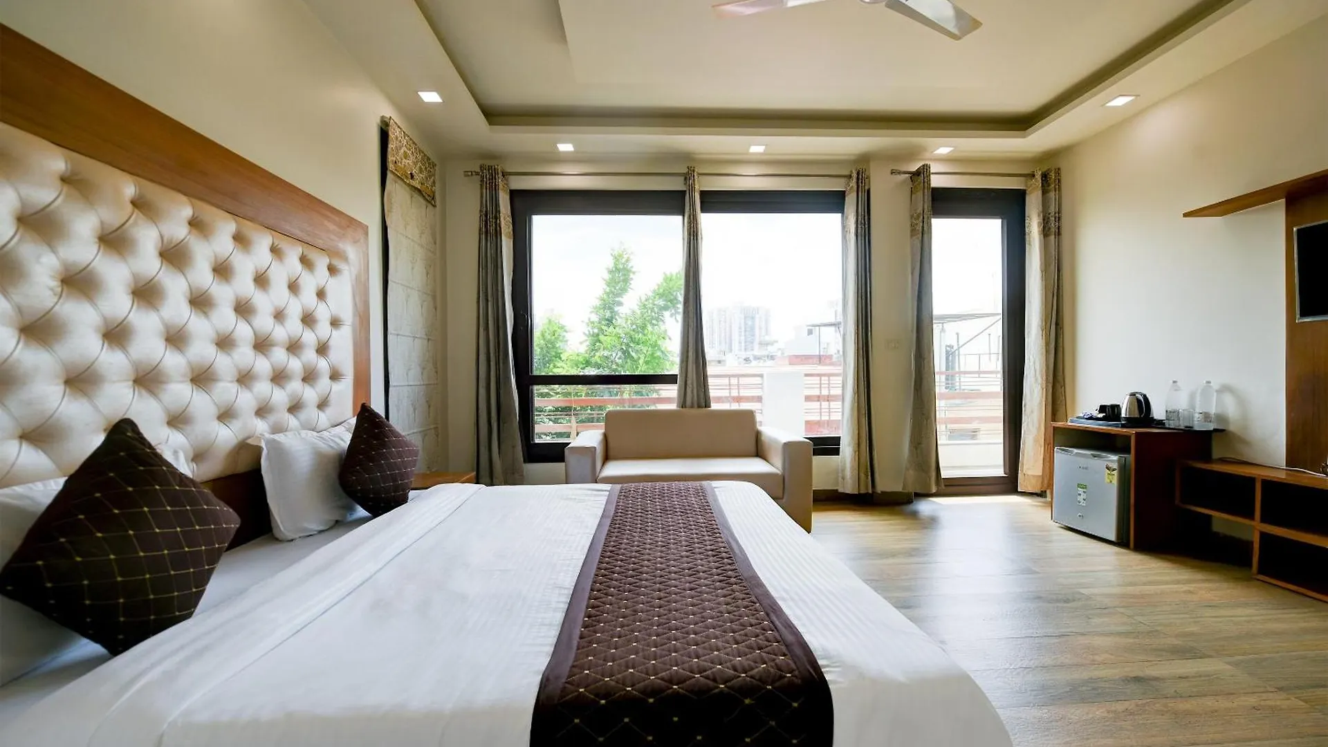 Hotel Leaf 9 Boutique, Near Golf Course Road And Galleria Market Gurgaon