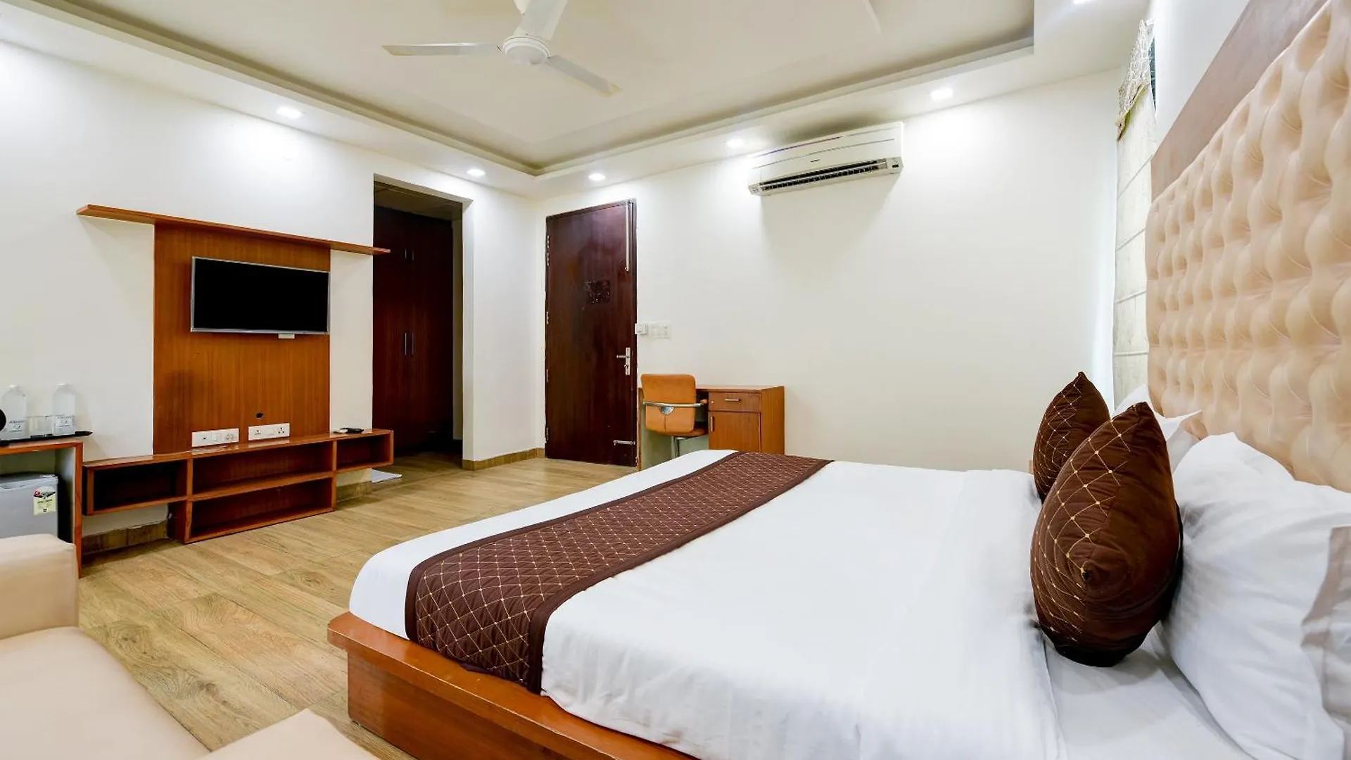 Hotel Leaf 9 Boutique, Near Golf Course Road And Galleria Market Gurgaon 3*,  India